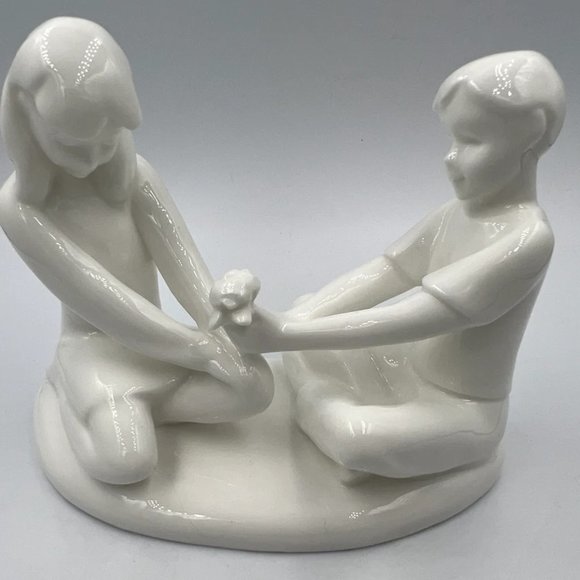 Royal Doulton Figurine Gift Of Friendship HN4446 White Bone China - 2002 - Picture 1 of 8